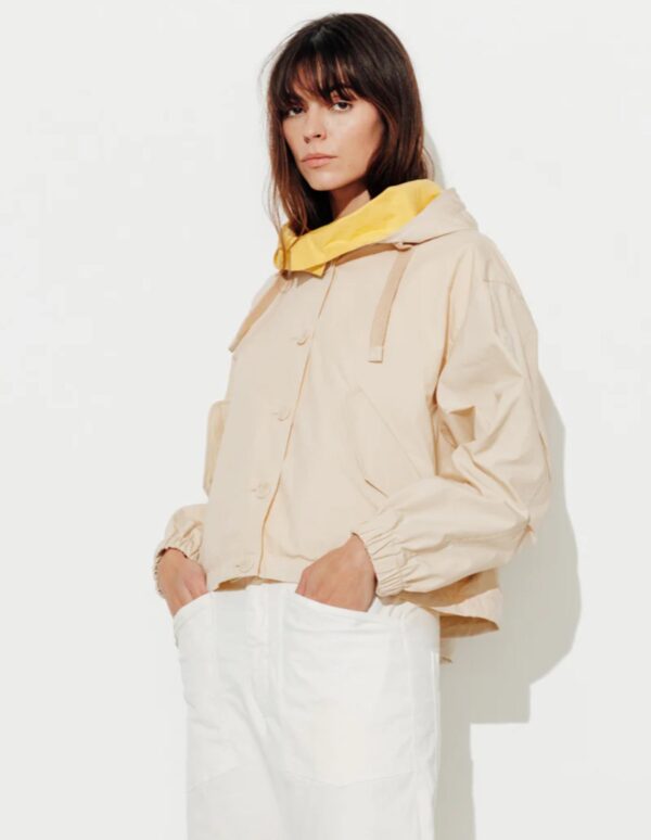 Chaqueta en tono beige con capucha - Imagen 3